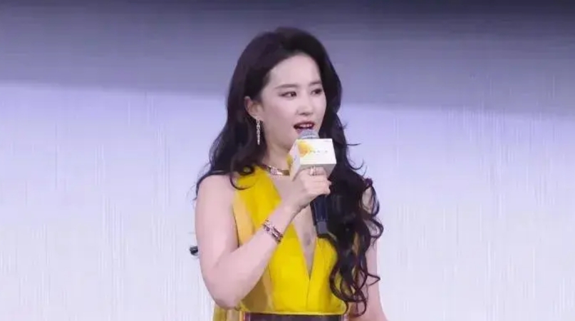 刘亦菲变成“华为小艺”了！她把自己的说话声音“借”给了智界汽车的小艺，也就是说以