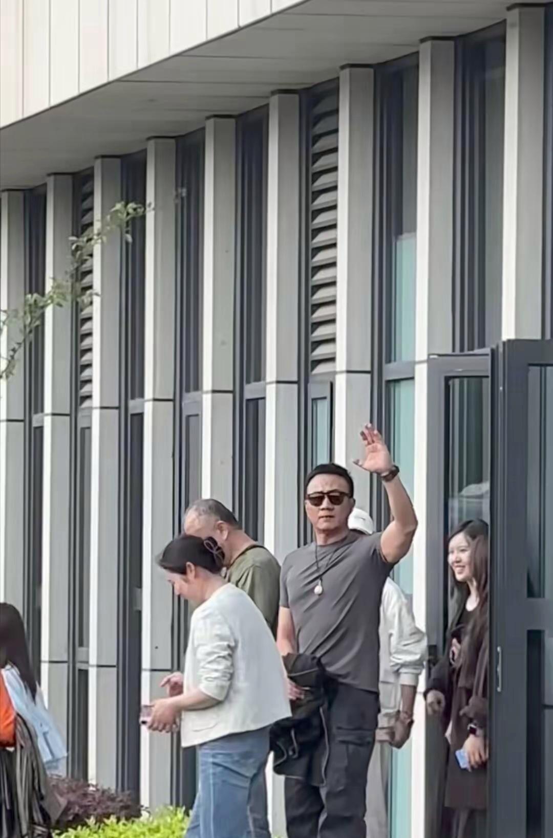 胡军身上那股硬朗的魅力，越沉淀越迷人！年过半百的他，依旧保持着挺拔身姿和健硕身材