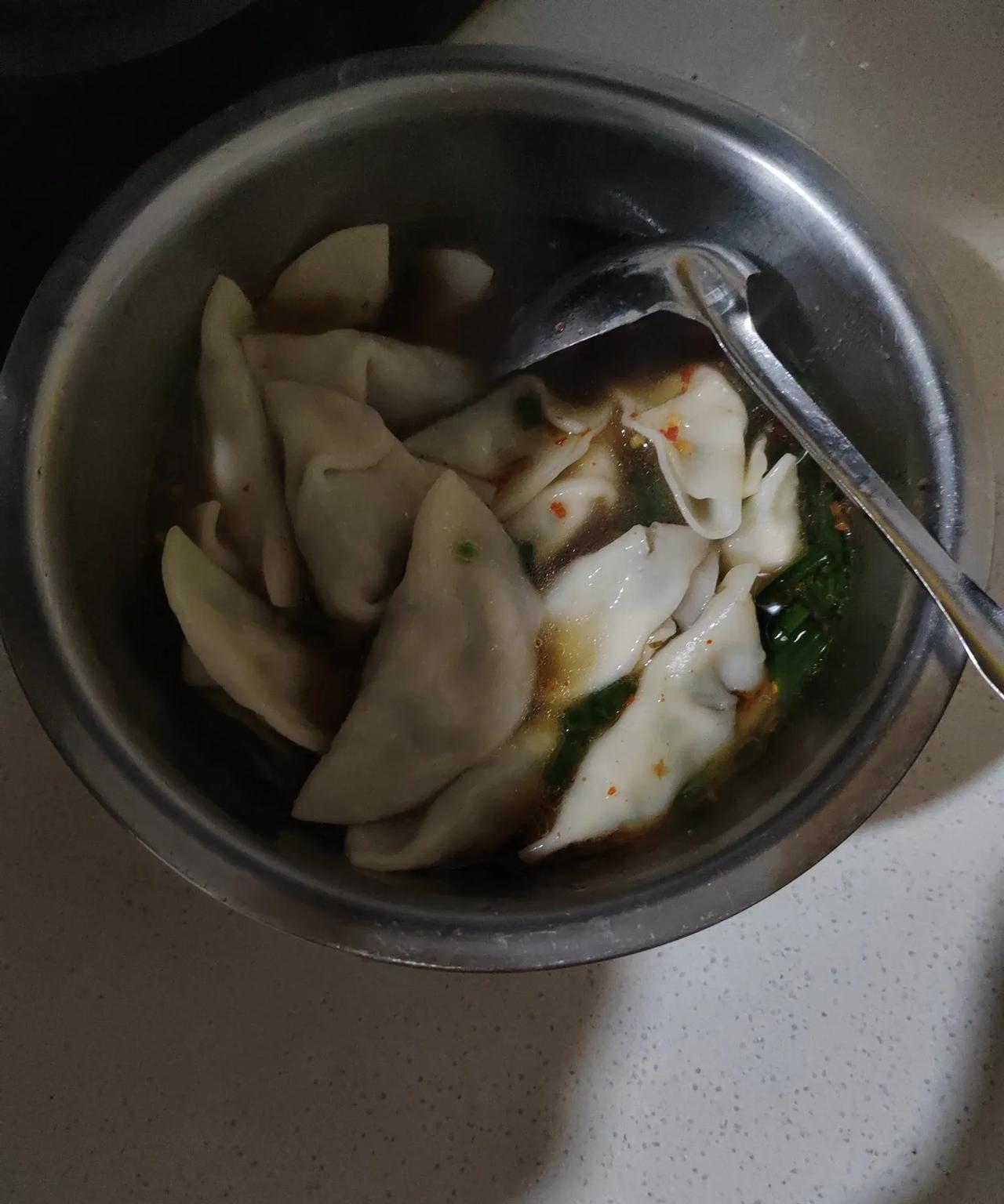 #我的下厨记录#给我和儿子整了一点水饺当夜宵！！看上去应该还可以吧[捂脸][捂脸