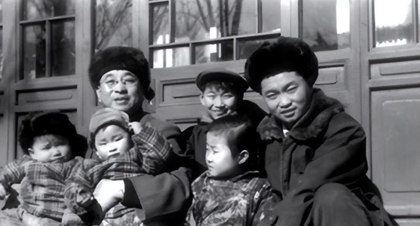 50年陈赓喜得千金，一女兵嘲笑长得丑，陈赓罕见发怒：谁敢这么说
粉丝宝宝们在阅读