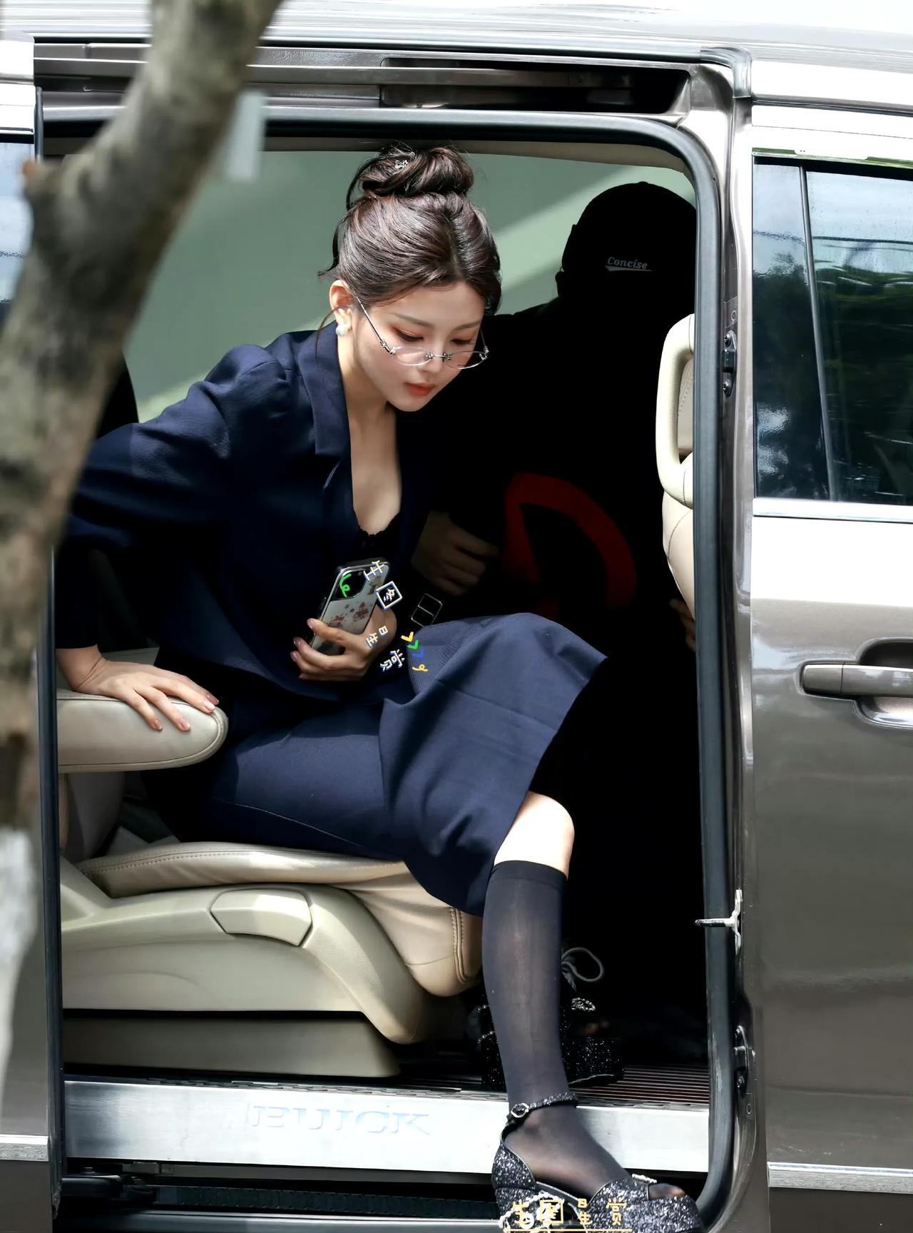 她怎么也学杨幂走性感女秘书路线了？这黑色蕾丝打底穿起来，胸大腰细性感诱惑！还有深