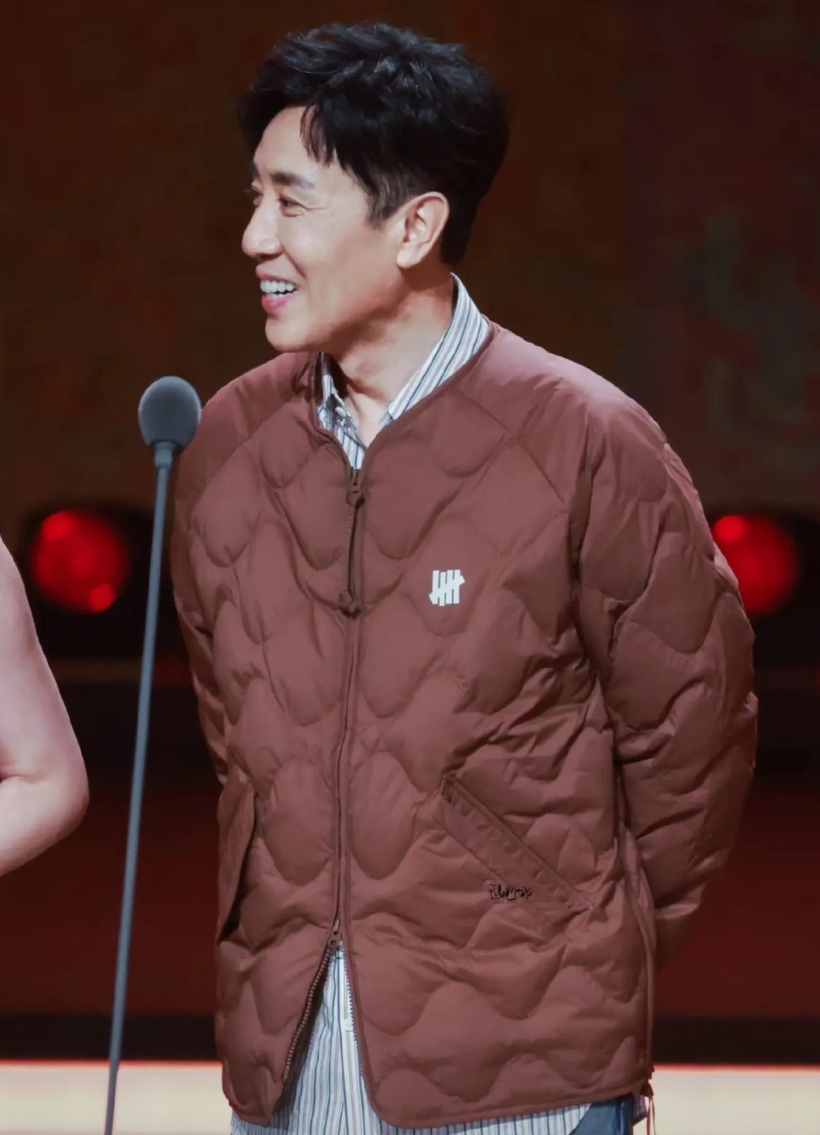 第一次看见穿着棉衣去颁奖的，不是别人，正是叔圈天菜于和伟！

文荣奖颁奖晚会现场