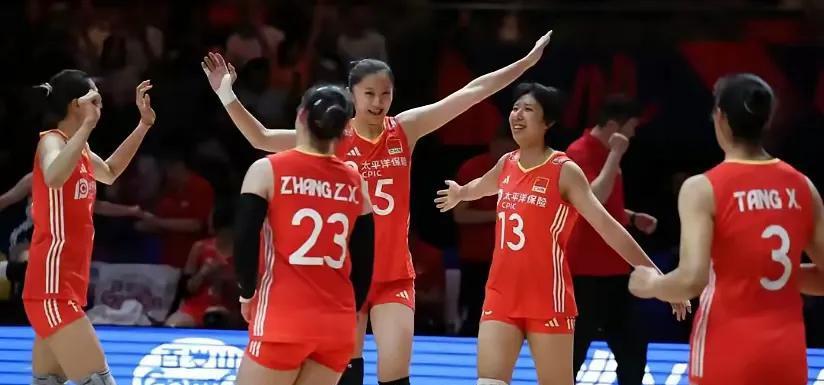 中国女排
迎来第二胜!
她们今晚
击败了法国队；
这是一场
意料之中的赢球，
面