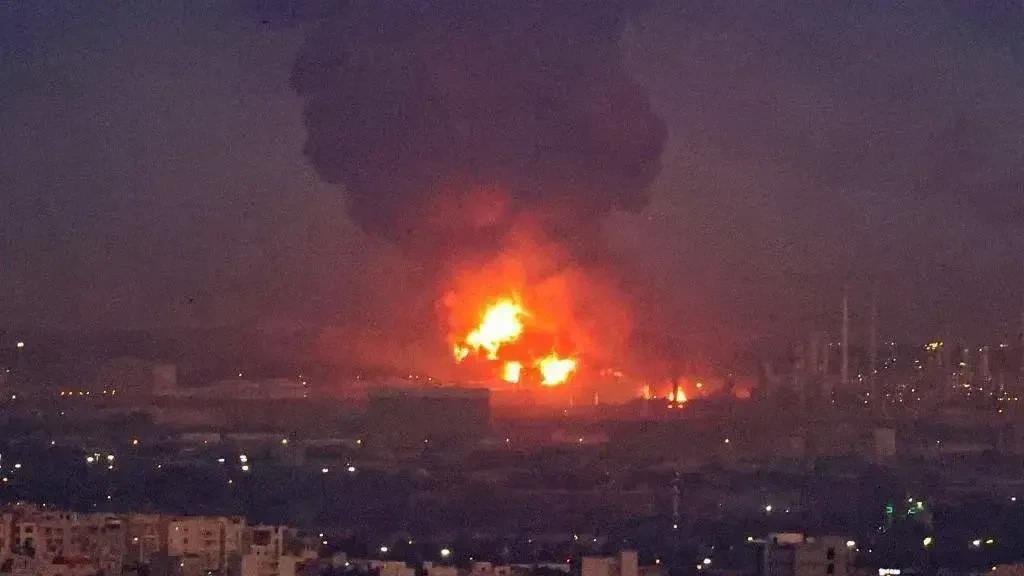 突发！6月13日，德黑兰凌晨发生剧烈爆炸！以色列导弹从天而降，城内到处浓烟滚滚！