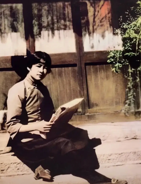 这是学生时代的林徽因的留影，她坐在石阶上，穿着学生装，黑色裤袜，脚上的高跟鞋放现