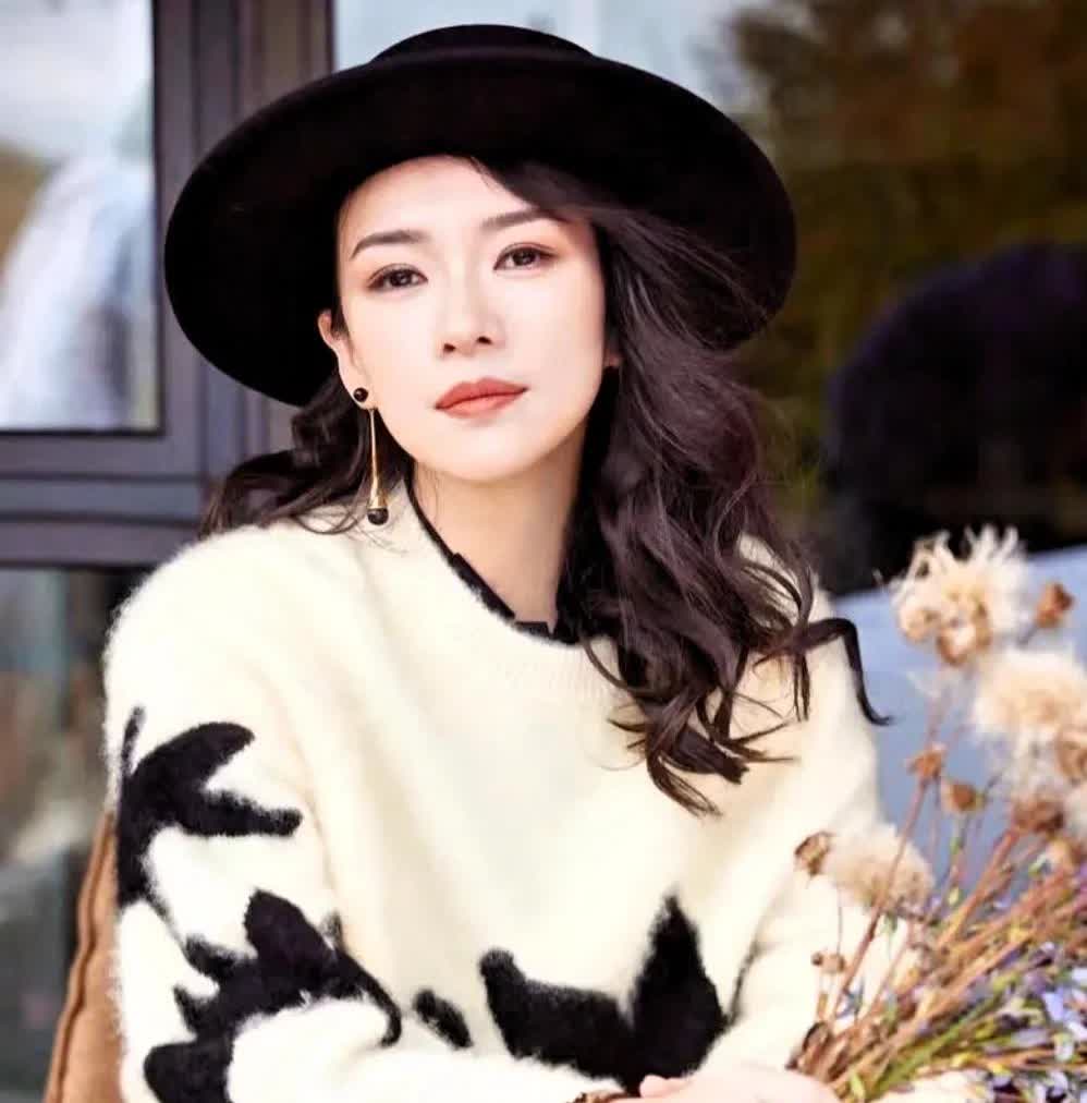 令人痛心的事还是发生了

章子怡一手好牌打得稀巴烂

章子怡和汪峰离婚后