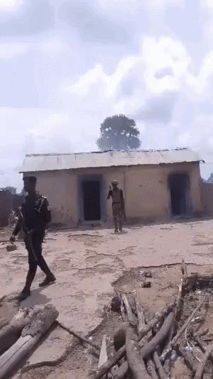 加纳：莫巴枪手袭击了东北部边境村庄的富拉尼人定居点，造成数名平民死亡，房屋被毁。