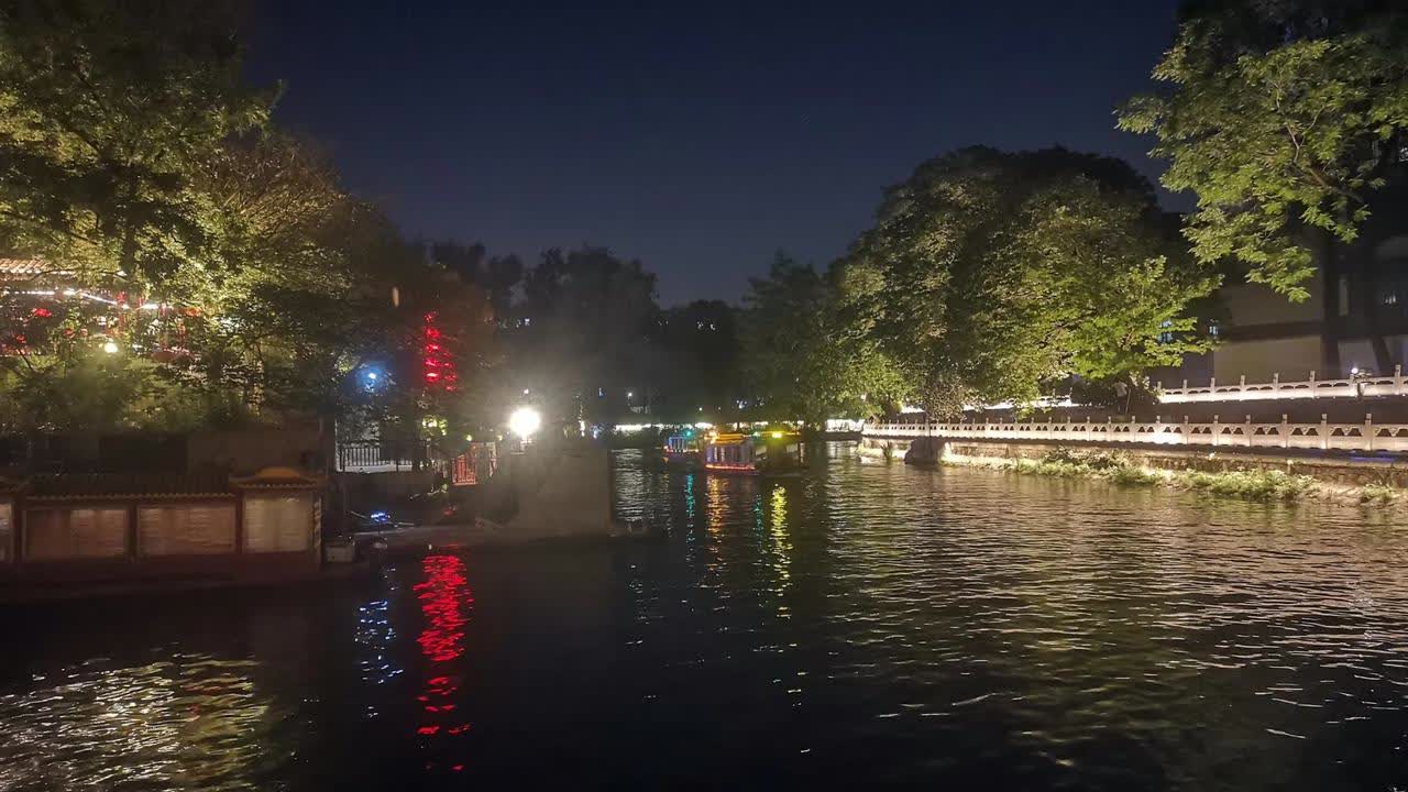 刚经历的事情:
​火车上，对面刚上来是一对夫妻（无锡站），在他们上来之前，旁边