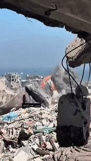 不久前媒体发布了以色列空军今天轰炸加沙市西部的沙蒂难民营的现场画面，伤亡情况暂未