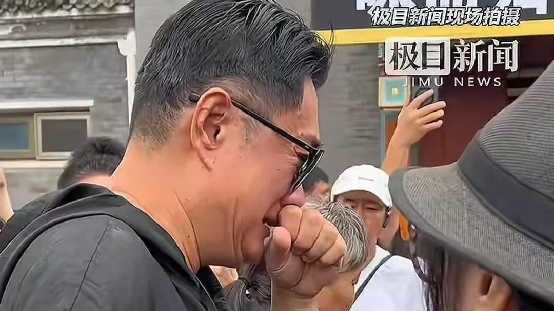 黄安泪洒千百惠告别式！灵堂花圈簇拥，粉丝雨中不舍送别