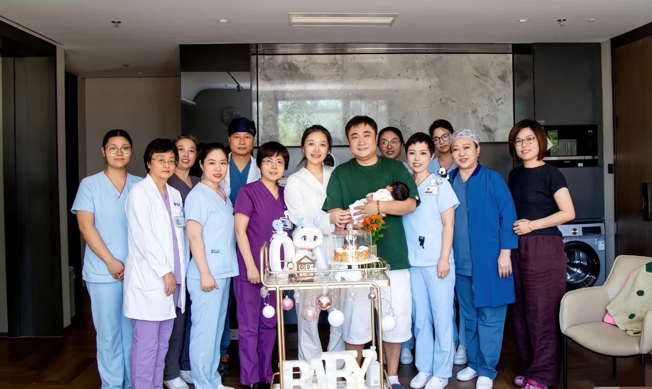 演员乔杉分享自己三胎得子，妻子配文“往后请好好照顾自己，辛苦啦男子汉！三孩子和爸