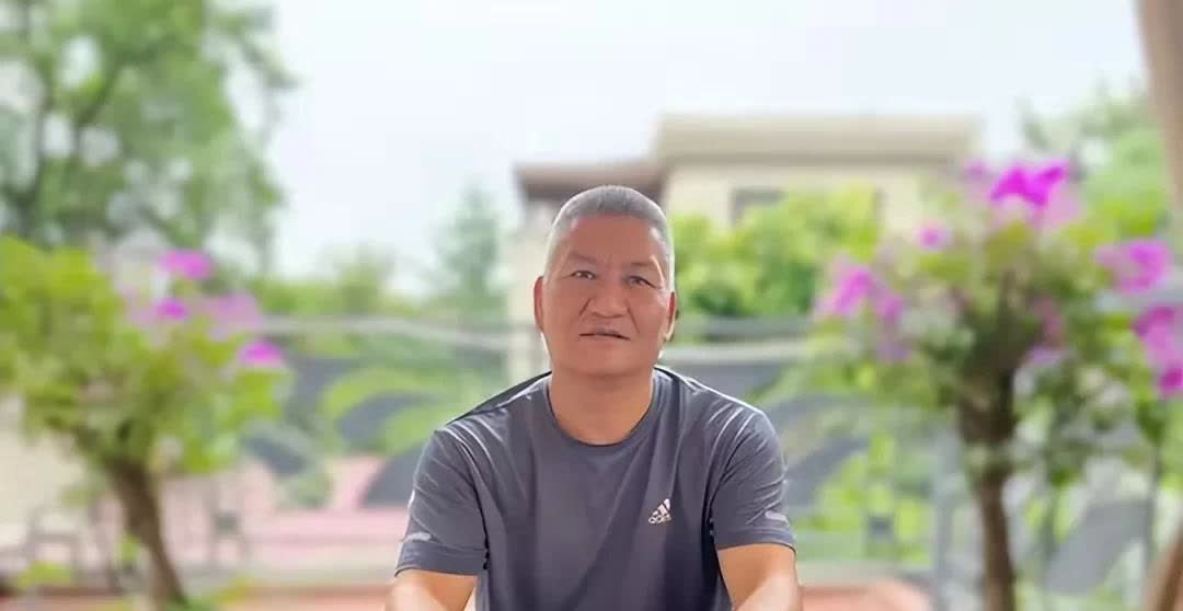 高考钉子户，四川梁实大叔，明天将迎来人生中第29次高考。
梁实大叔真的很令人钦