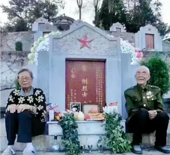 泪目了！2022年，两位老人感觉去日无多，趁有生之年千里迢迢来到儿子的墓前，他们