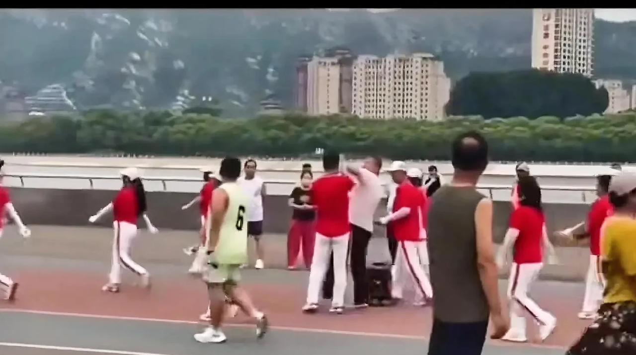白衣大哥一声吼，吓退朝阳暴走团，转天这帮玩暴走的就消停了，公园里也清净多了。
那