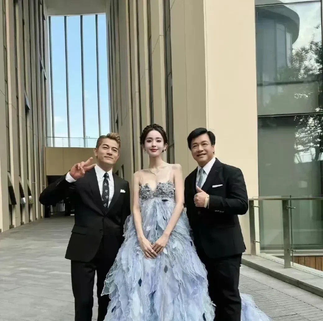 古力娜扎右边的大叔看着好眼熟，就是叫不出名字来。