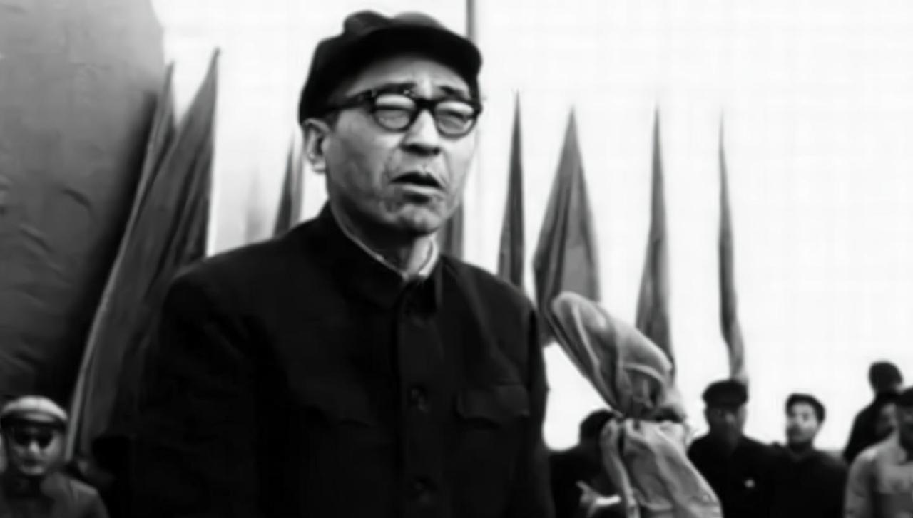 1950年冬，志愿军94师师长刚抵达前线，正在指挥部队作战。突然，后方有人拿着举