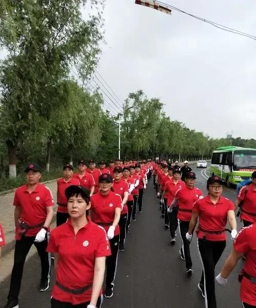 #你讨厌暴走团吗#
  发现没有
  现在的暴走团遍地开花，每个城市都有，但它存
