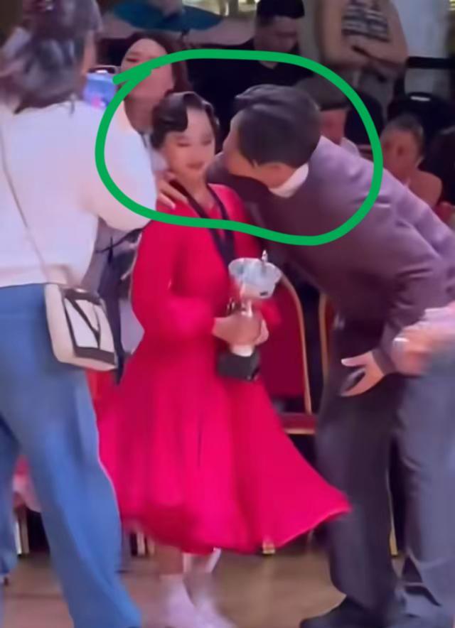 邓超估计现在把大腿拍断了
翻来覆去睡不着觉
不是因为缺席女儿比赛，而是因为女儿夺