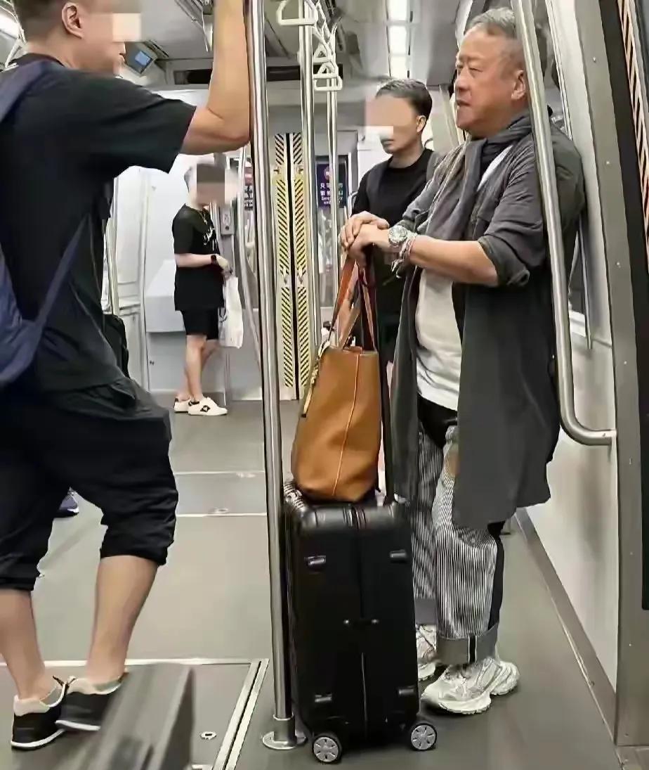 73岁的曾志伟坐地铁穿搭很潮，看上去还是星味满满。老牌港星曾志伟都这个年龄了，出