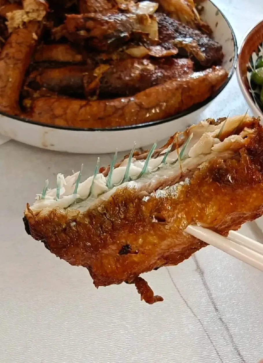 这鱼是哪里的美食？还能吃吗？骨头是绿色的。
