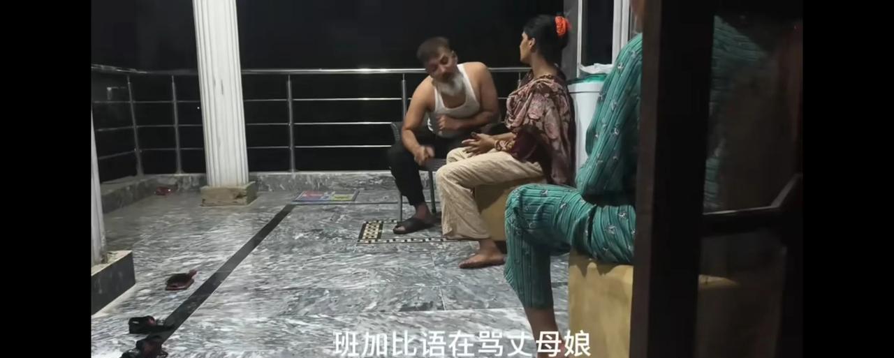 阿阳的老丈人是毒瘾又发作了吗？他又开始对丈母娘发飙了…
只见他对着丈母娘骂着脏话