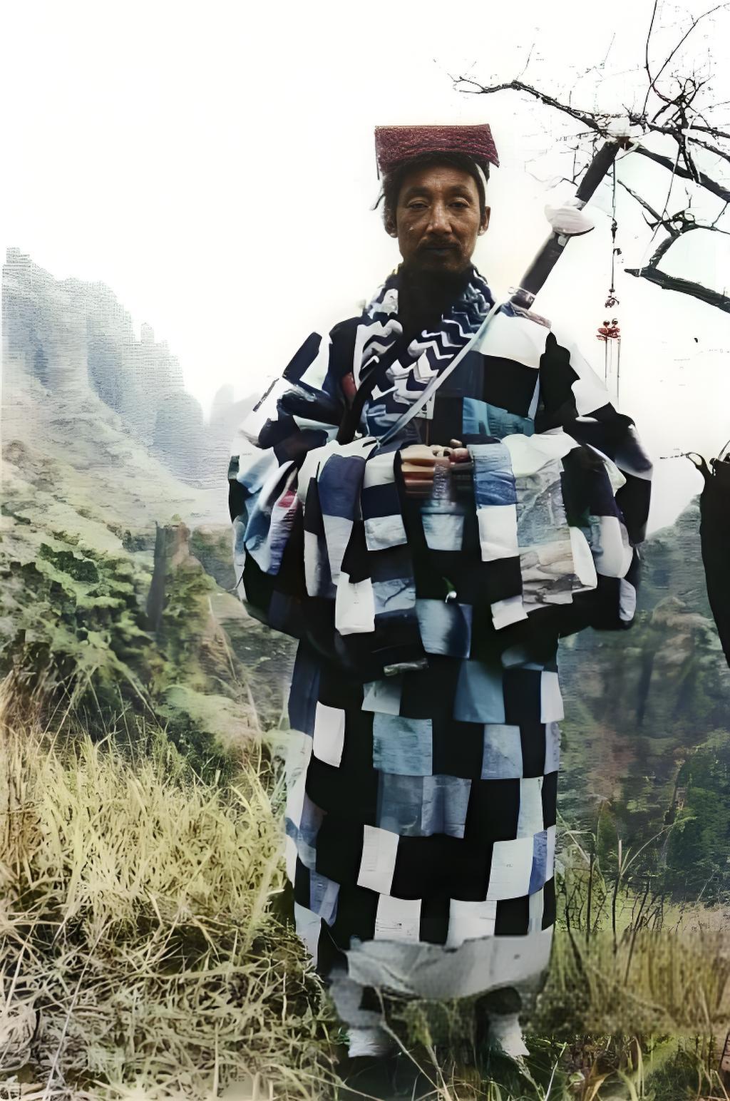 这张照片由沙飞拍摄，展现了易县狼牙山上的李圆通道长。