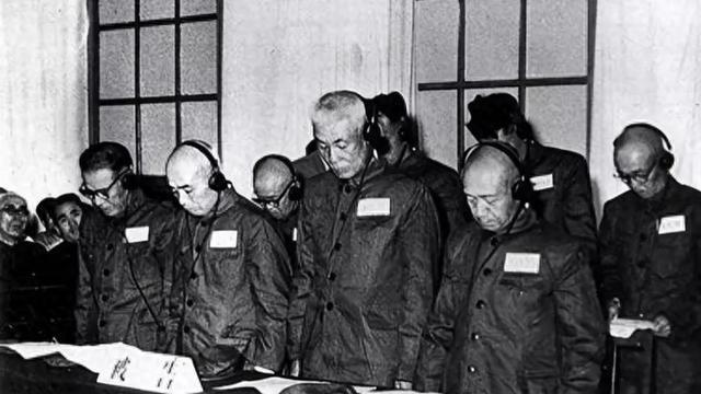 1959年，建国十周年之际，总理与特赦的国民党将领的合影，大家知道是谁吗
195