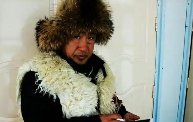 东北农村冬天那么冷，六七十年代的东北人是怎么御寒的
5、狗皮帽子加棉衣棉裤
在六