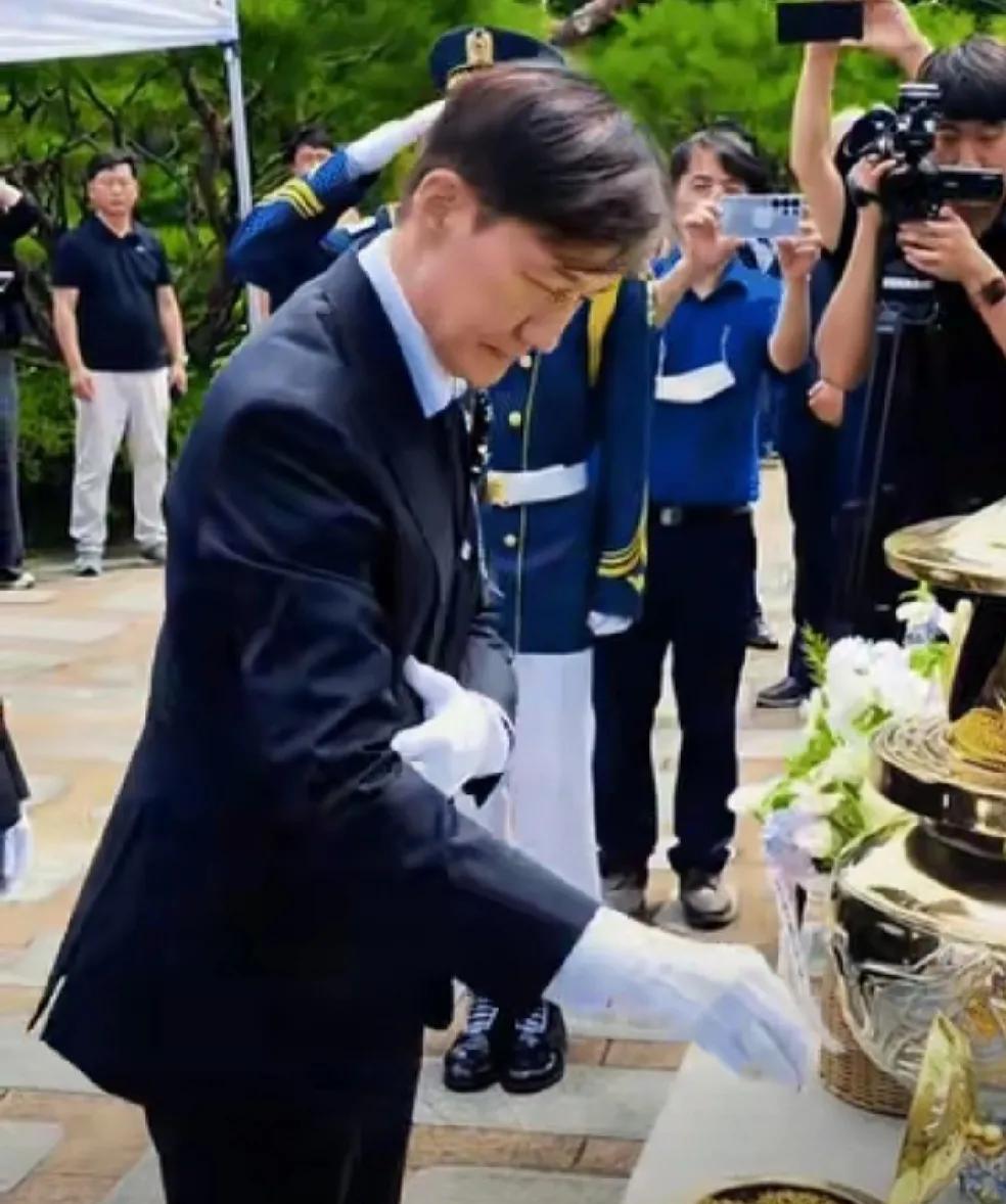 韩国政治人物在干事之前总会去已故的领导人墓前叨咕几句，说一些报复性的话，立志的话