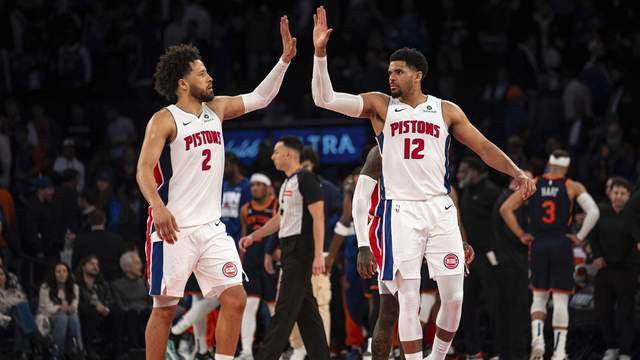活塞队在第二场比赛中战胜尼克斯队，打破了 NBA 季后赛连败纪录