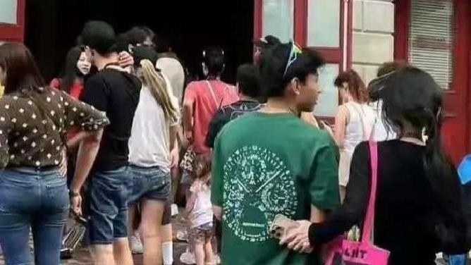 谢霆锋二儿子萌照首曝光，神似张柏芝！