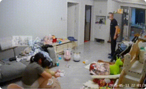 奶奶给孙女洗澡，发现屁股上有红点点，奶奶想给孙女涂点护臀膏，却拿成了儿媳妇的化妆