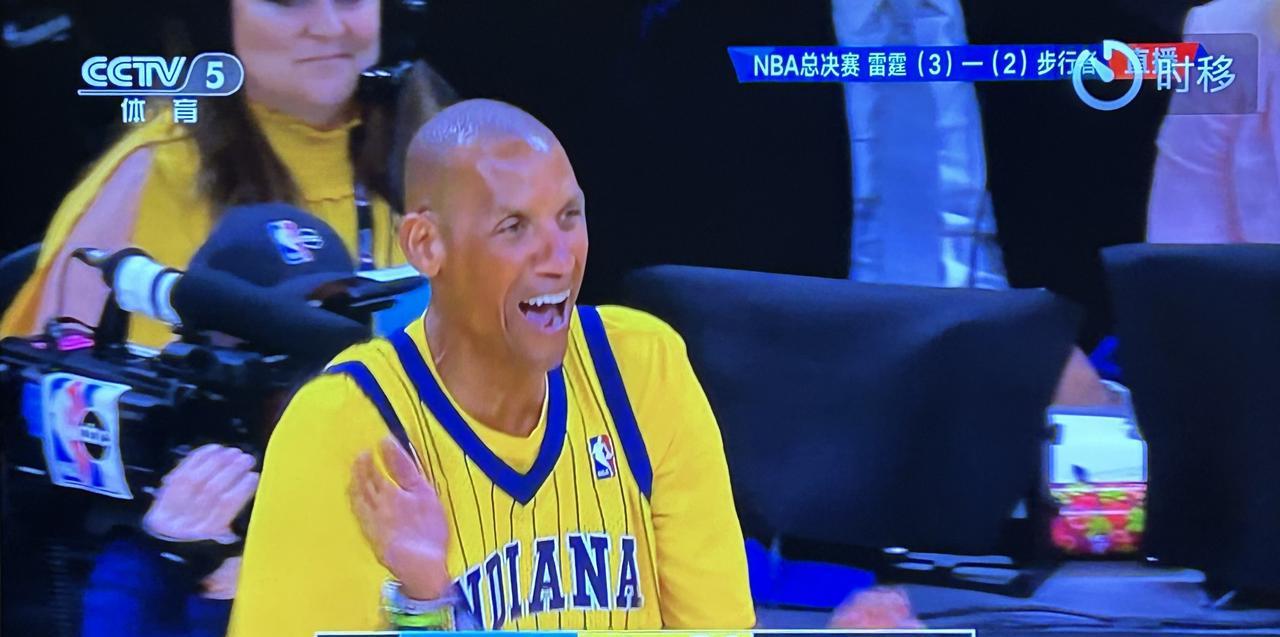 步行者上半场领先雷霆22分之多。这在本届NBA总决赛前五场比赛是绝无仅有的！
您