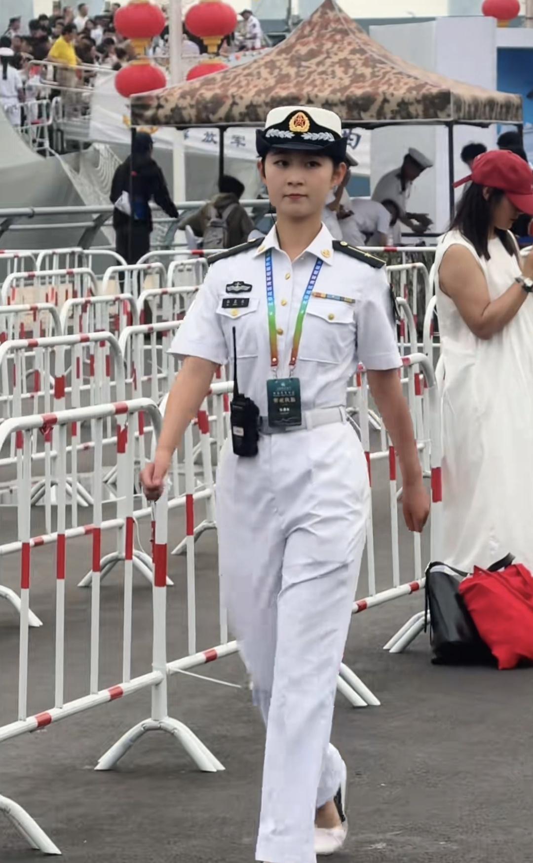 英姿飒爽的海军女少尉，果然优秀的都上交给了国家。
能够被授予少尉军衔，应该是军校