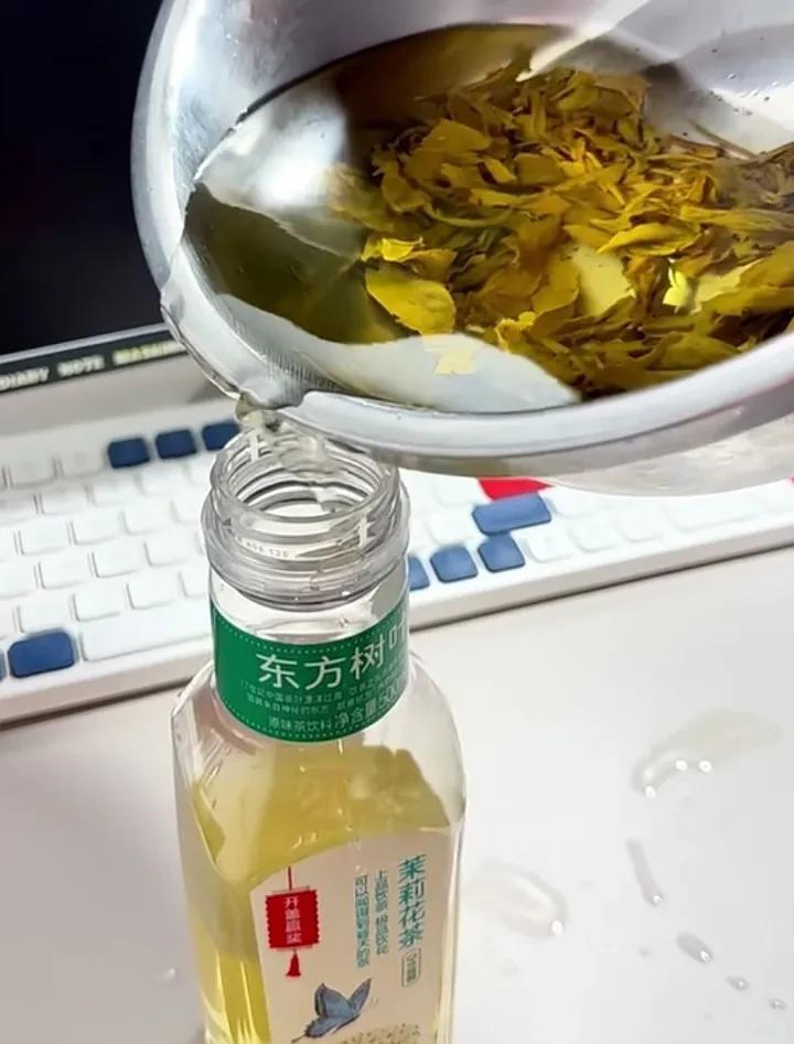 出门在外面子是自己给的！
这两年年大家注重健康饮食，突然又火了一款茶饮料。我们同