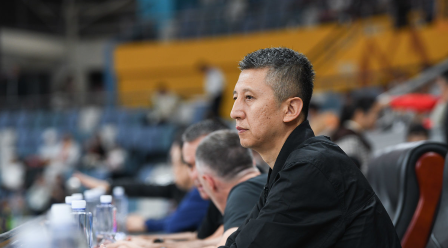 中国男篮短训营名单出炉，广州队3人入选引发争议。主教练郭士强被质疑"任人唯亲"，