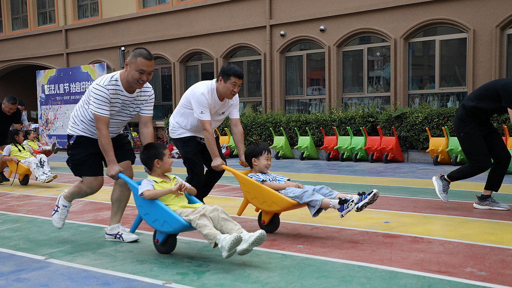 亲子障碍挑战赛：家庭运动社交新模式