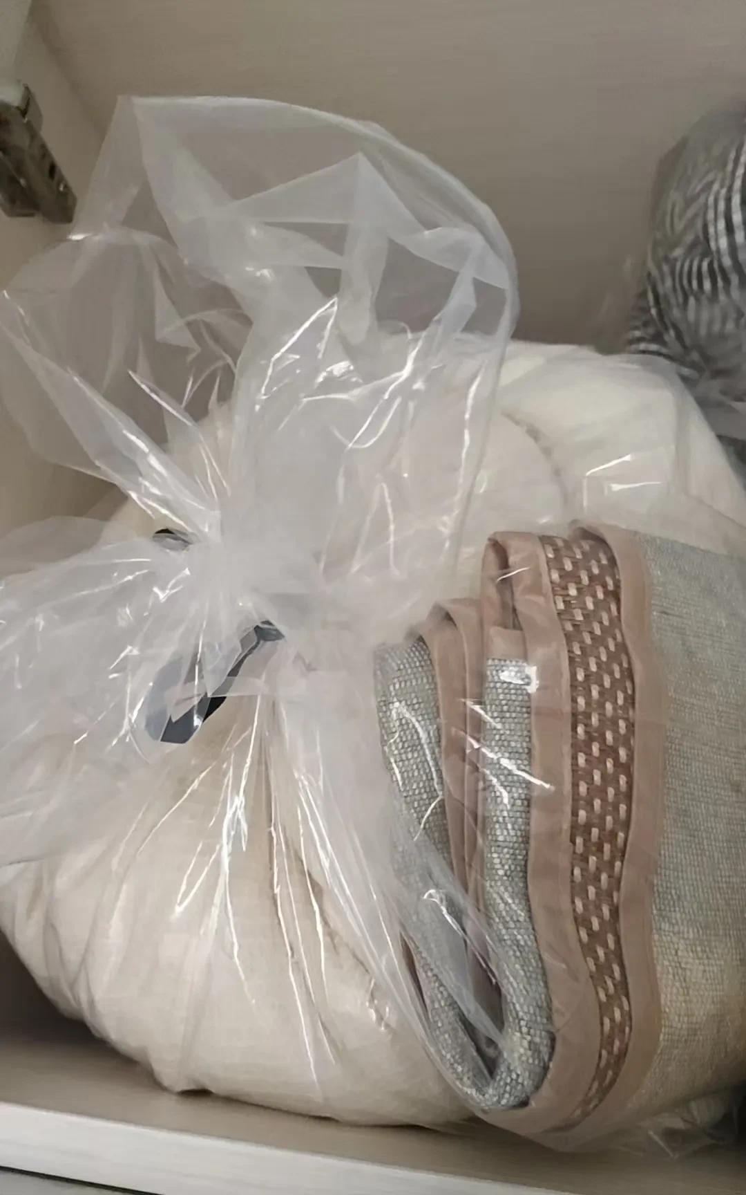 我家这高考生也太着急了吧？高考成绩都还没出来。我儿子已经把上大学的行李打包好了。