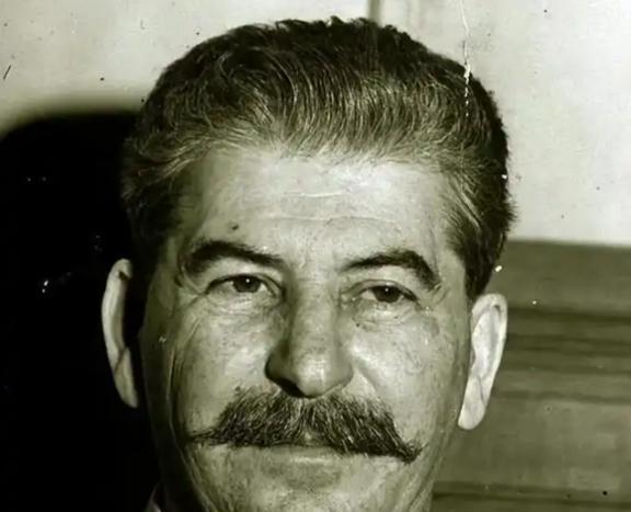 1961年，斯大林坟墓被挖开，军官们将其从水晶棺中抬了出来，迅速剥去他军服上的金
