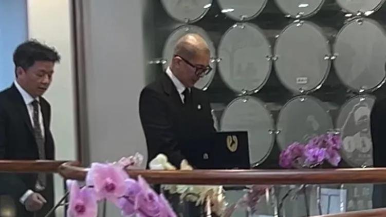 小玥儿姐弟送大S最后一程