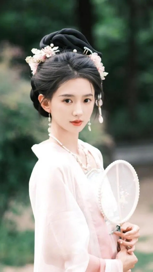 河南师范大学校花张婉莹，本科毕业于此校，后获河南大学硕士学位。2022年因上课视