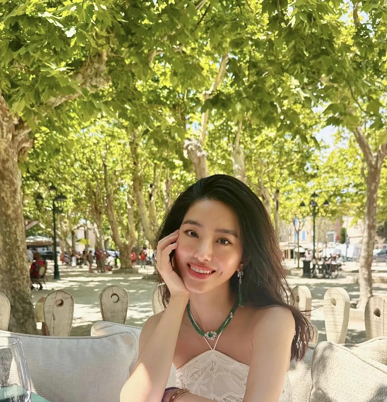 杨采钰的颜值，哪怕是在美女如云的娱乐圈 ，她的条件也是一等一的好。
所以她现任怎