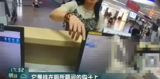 “有钱就是任性！”上海一女子在高铁站上厕所时，突然发现厕所隔间的挂钩上二有个袋子