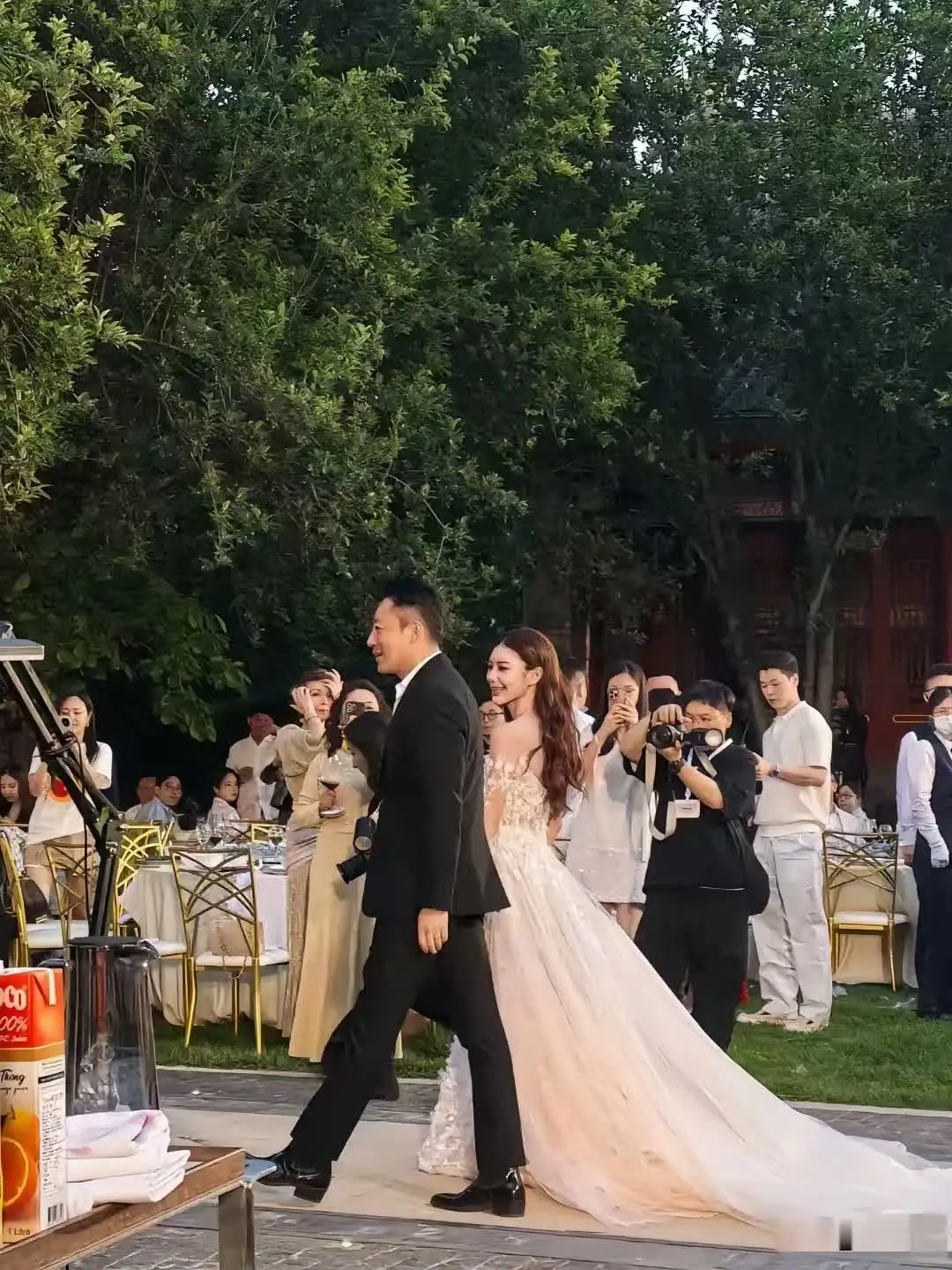 汪小菲和小梅大婚
我想看看大陆有多少人祝福的
如果一双儿女参加，估计能被你们喷死