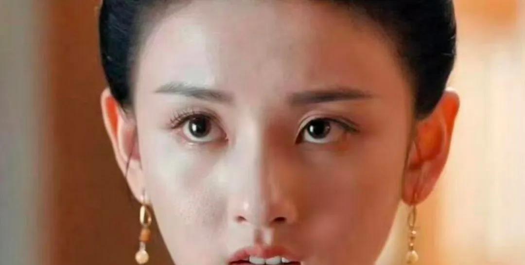 宋祖儿自曝“天生大小眼”的戏码，不过是资本把明星流水线上的质检漏洞，包装成限量款
