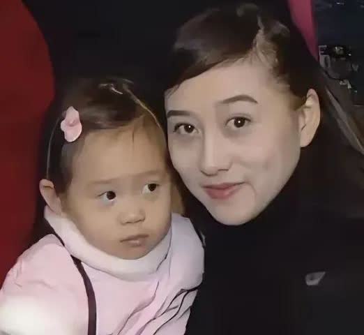 李连杰女儿，利智抱着女儿，女儿那可爱的眼神，长得和利智太像了，李连杰要是有一个儿