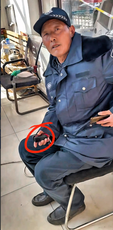 自从成都女子王某雅，在家门口被害案后出来后，我们小区的业主群里炸锅了，强烈要求几