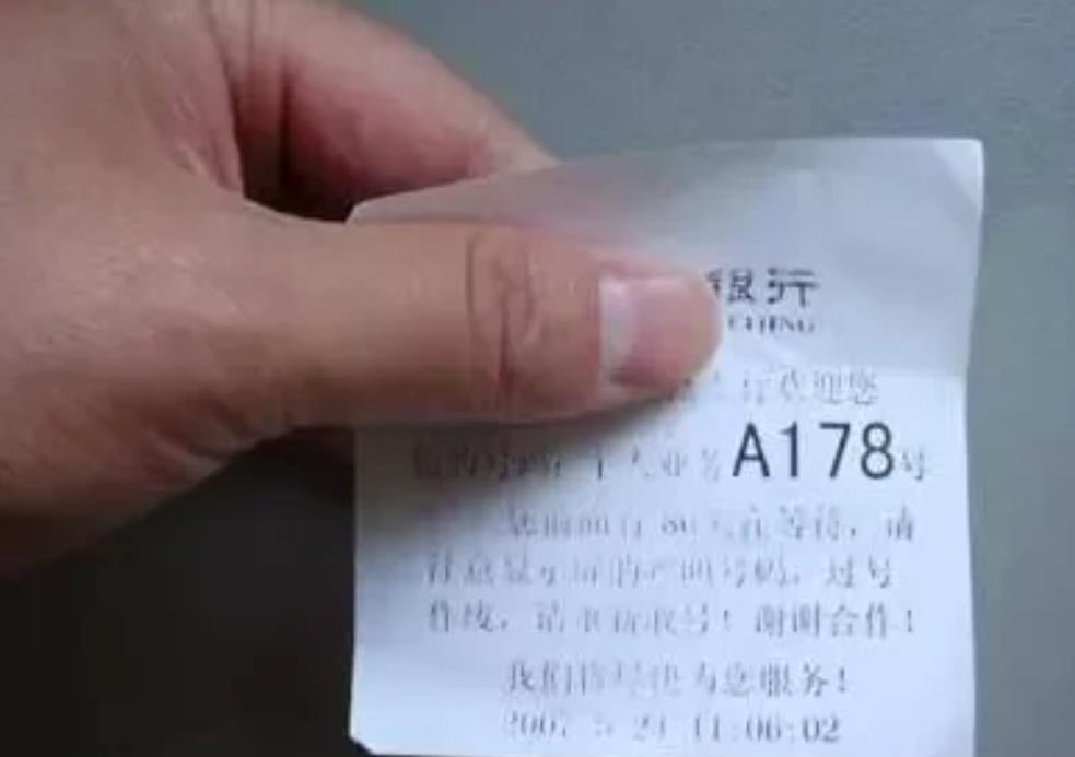 河南，一八旬老汉去银行取款，结果坐在凳子上等待时，突然晕倒。银行工作人员见状，赶
