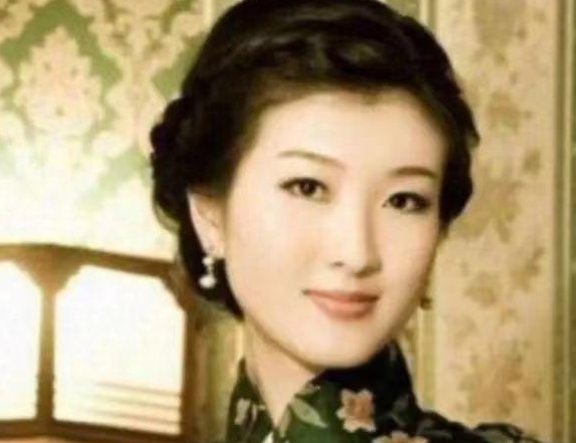 1974年，26岁男警员，借工作之名，非礼了62岁的旧“上海十大美 女”之 首—