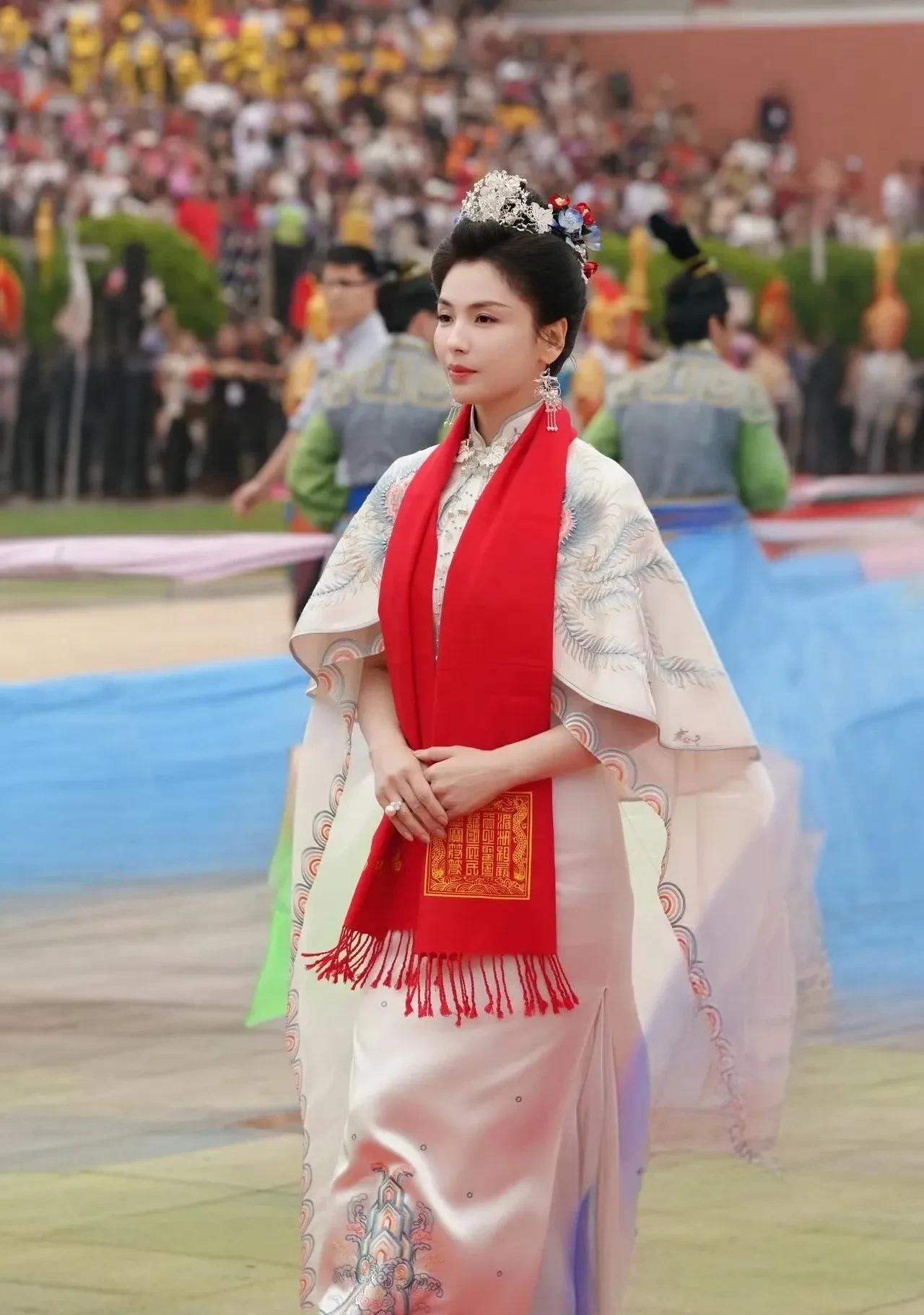 2012年，34岁的刘涛出演电视剧《妈祖》的妈祖，谁能想到这个角色真的能保她一辈
